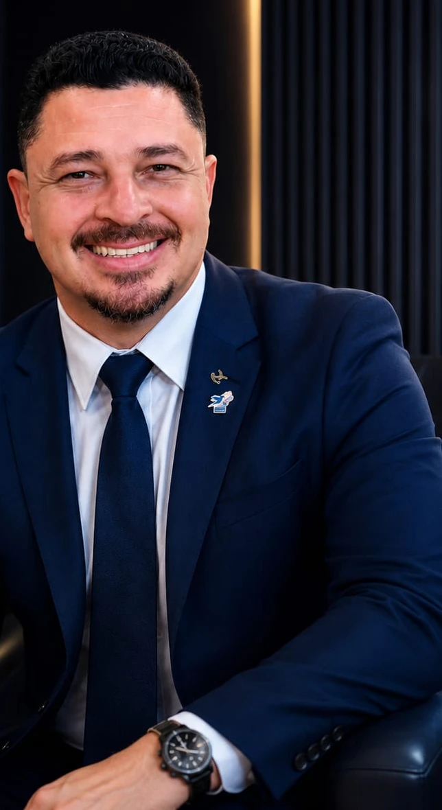 Leonardo Santos em atendimento imobiliário